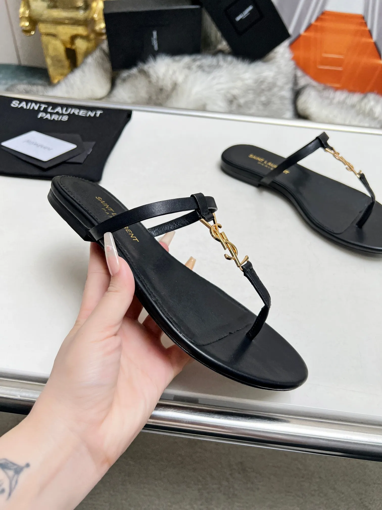 👟👟Ex-factory price 340👟👟 Genuine leather sole +40 Factory number: 5678-2 "Saint Laurent" YSL counter classic flip-flops. High-end customization and top quality. Continuing the family's classic hardware buckle design, it is simple and elegant. The flat 1CM bottom makes it easy for women to control. The unique back buckle design can make the shoes exude a sexy, sweet and feminine look. ▪️Upper: imported grade A cowhide ▪️outsole: Italian cowhide ▪️inner/foot pad: imported sheepskin ▪️heel height: 1cm ▪️size: 35-44 (43 44 customized, non-returnable)